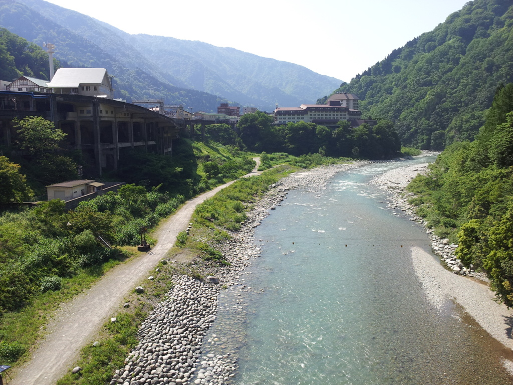 2017/05/20_山彦橋から黒部川と宇奈月駅を望む
