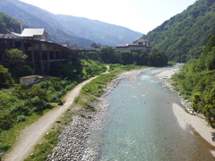 2017/05/20_山彦橋から黒部川と宇奈月駅を望む