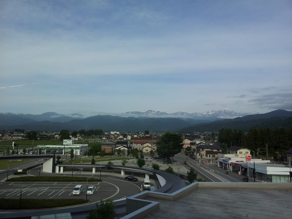 2018/06/14_黒部宇奈月温泉駅から駅前ロータリーと立山連峰を望む