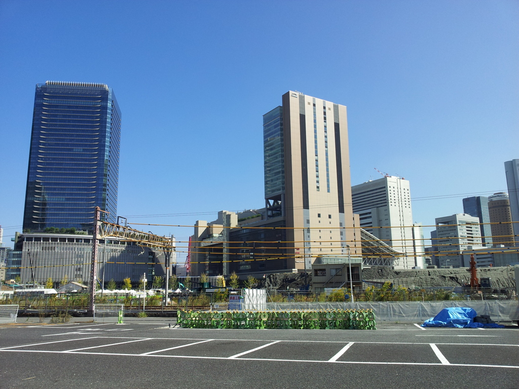 2017/10/27_空き地越しの大阪駅