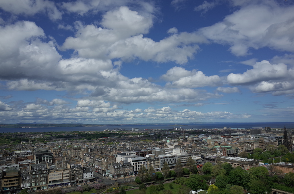 2016/05/21_エディンバラ城から新市街とフォース湾を望む