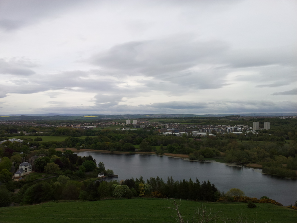 2016/05/20_クィーンズ・ドライブからダディングストン湖を望む