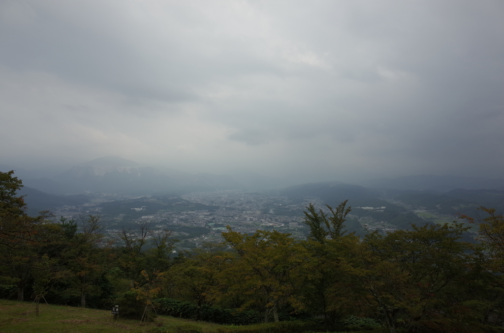 2015/09/05_美の山公園から曇天の武甲山と秩父市街を望む