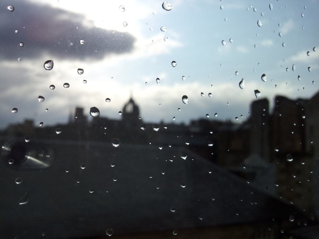 2016/05/21_ホテルの窓から雨上がりのエディンバラ旧市街を望む