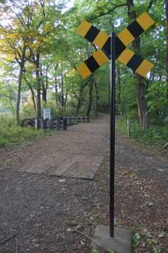 2016/04/30_トロッコ公園の踏切と白鳥の停車場