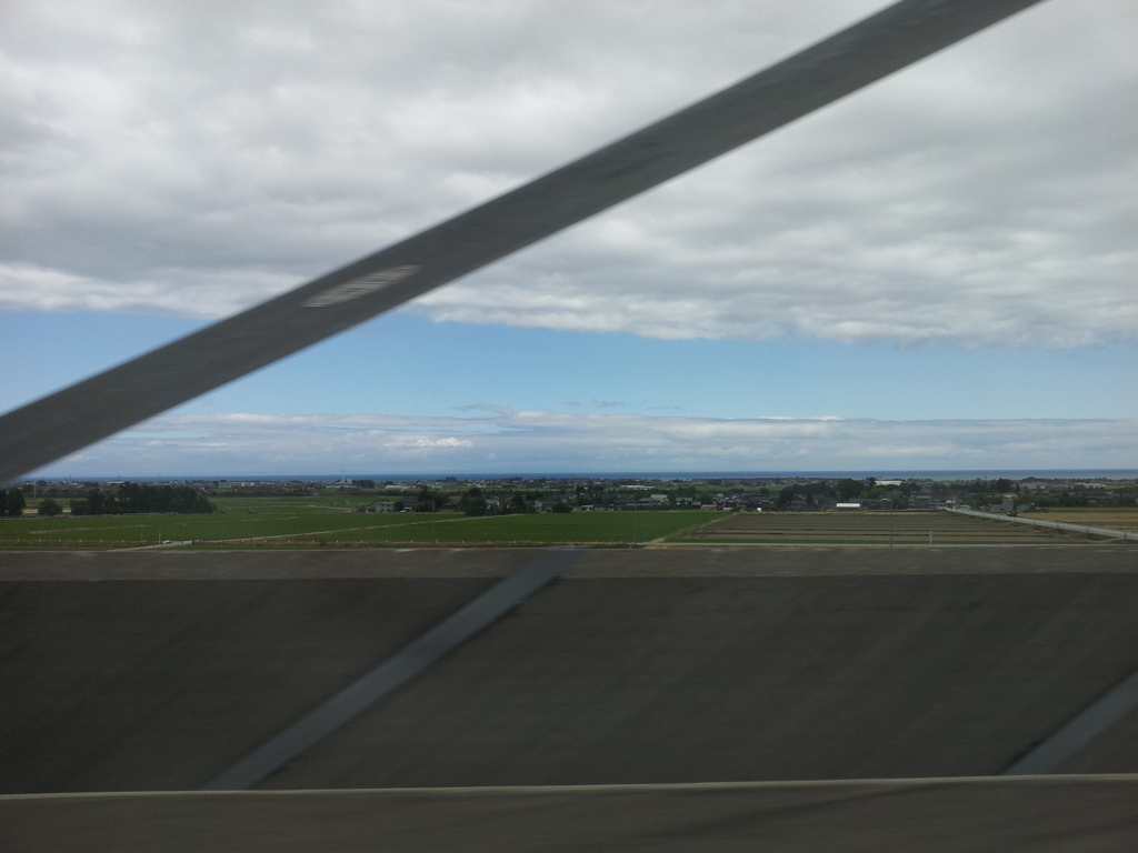 2017/06/16_北陸新幹線から日本海を望む