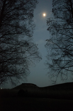 2014/12/31_夕暮れの稲荷山古墳と月