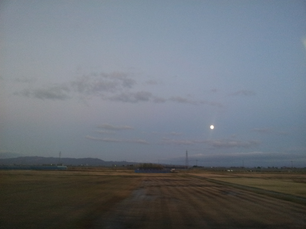 2016/11/13_リゾートしらかみから津軽平野の月を望む