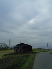 2016/10/10_曇天の所久喜田園の小屋