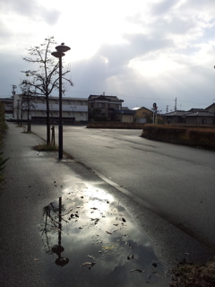 2016/12/10_新魚津駅前の水溜まりと天使の梯子