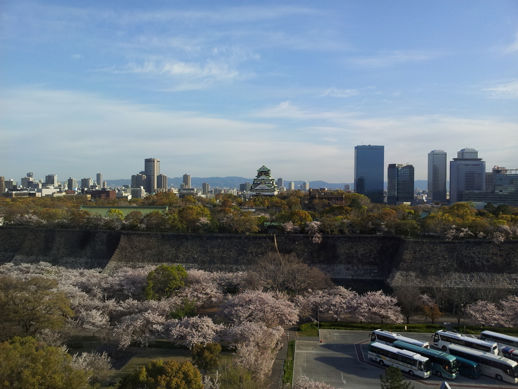 2019/04/12_宿から朝の大阪城公園を望む