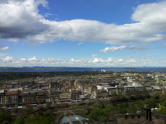2016/05/21_エディンバラ城から新市街とフォース湾を望む