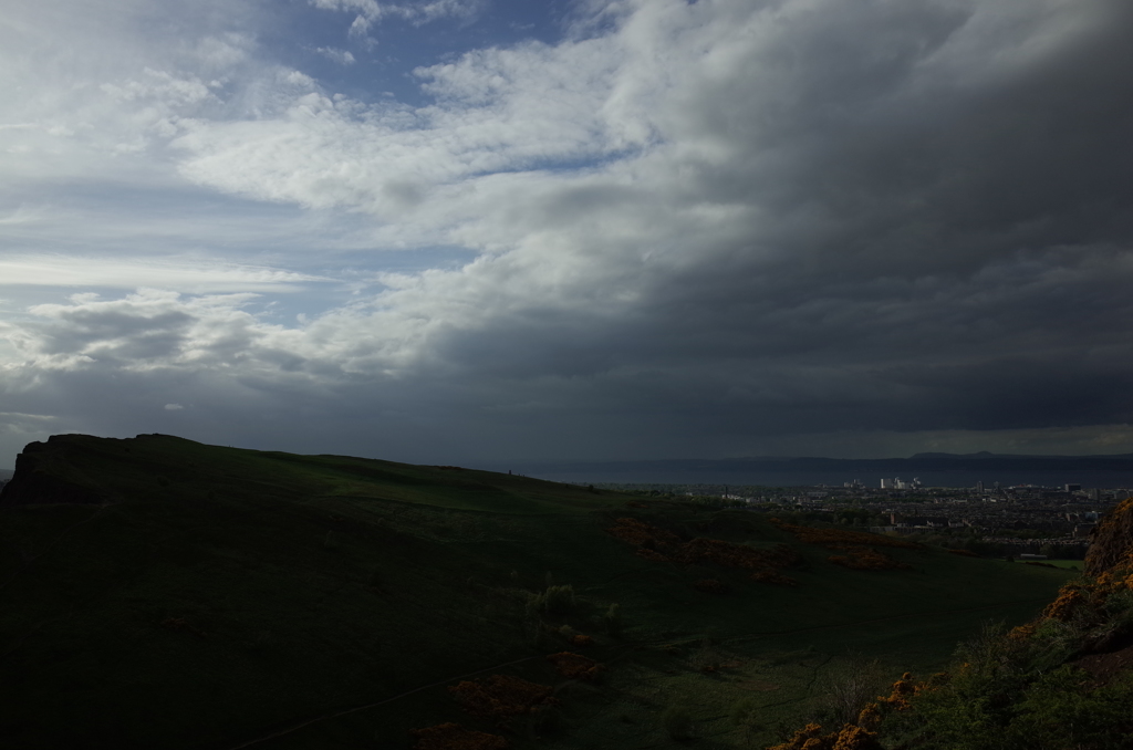 2016/05/20_アーサーズ・シートからソールズベリー・クラッグスと湾を望む