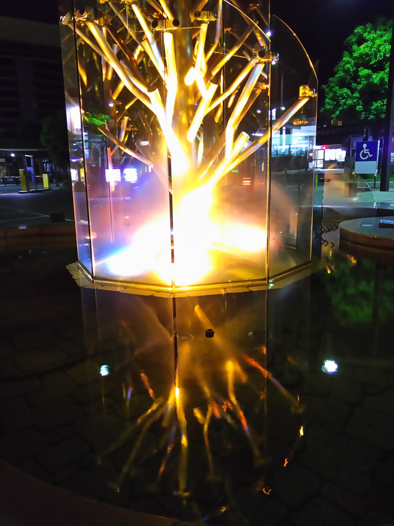 2017/05/17_夜の武生駅前ロータリーのオブジェ