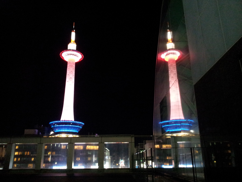 2019/04/12_京都駅 烏丸小路広場から夜の京都タワーを望む