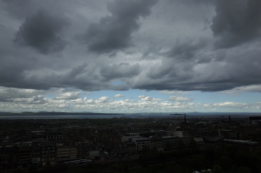 2016/05/21_エディンバラ城から新市街とフォース湾を望む