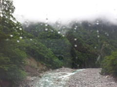 2018/05/31_宇奈月〜欅平間の車窓風景 山にかかる霞