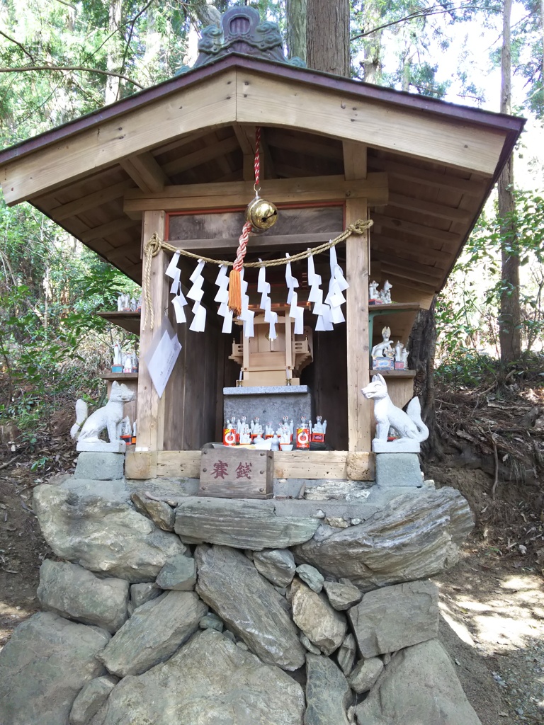 2018/04/01_外秩父山中の稲荷神社
