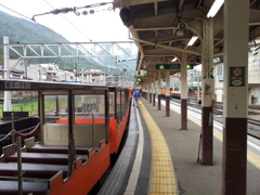 2018/05/31_宇奈月駅にトロッコ電車到着