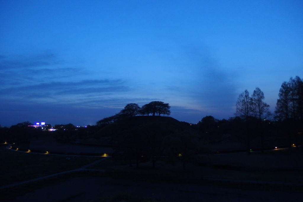 2015/04/18_夕暮れの丸墓山古墳