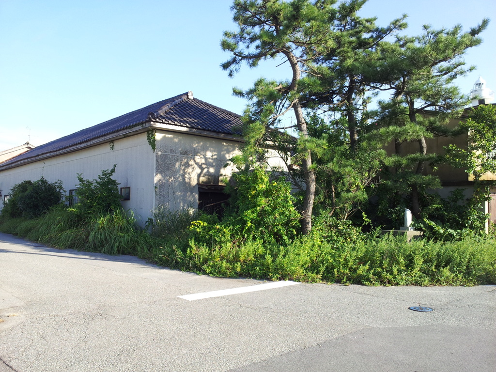 2017/09/04_内向きの像がある建物