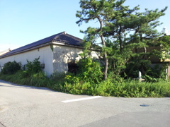 2017/09/04_内向きの像がある建物