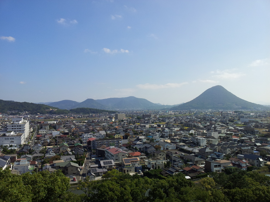 2017/10/26_丸亀城三の丸月見櫓跡から飯野山を望む