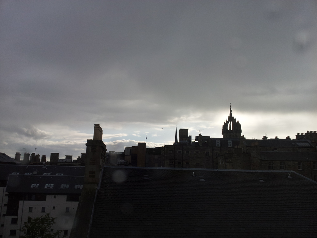 2016/05/21_ホテルの窓から雨上がりのエディンバラ旧市街を望む