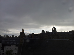 2016/05/21_ホテルの窓から雨上がりのエディンバラ旧市街を望む