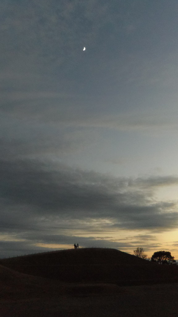 2013/12/08_夕暮れの稲荷山古墳と月