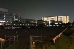 2014/04/26_夜の無骨な駐車場と都会的な東京国際交流館