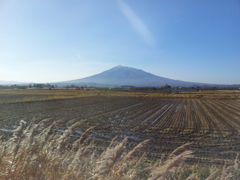 2016/11/14_五能線から岩木山を望む