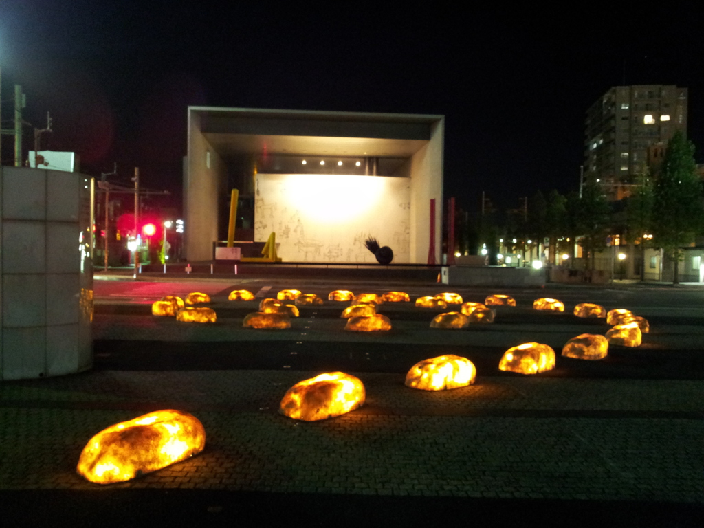 2017/10/25_夜の丸亀駅前オブジェと猪熊弦一郎現代美術館