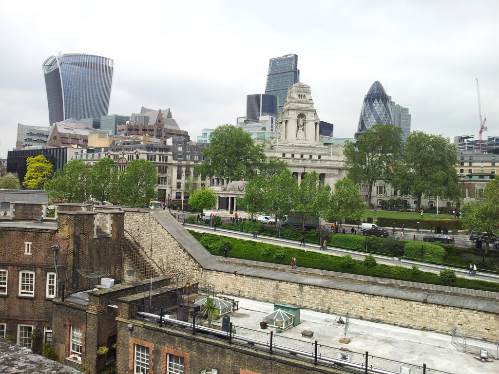 2016/05/19_ロンドン塔から現代建築物を望む