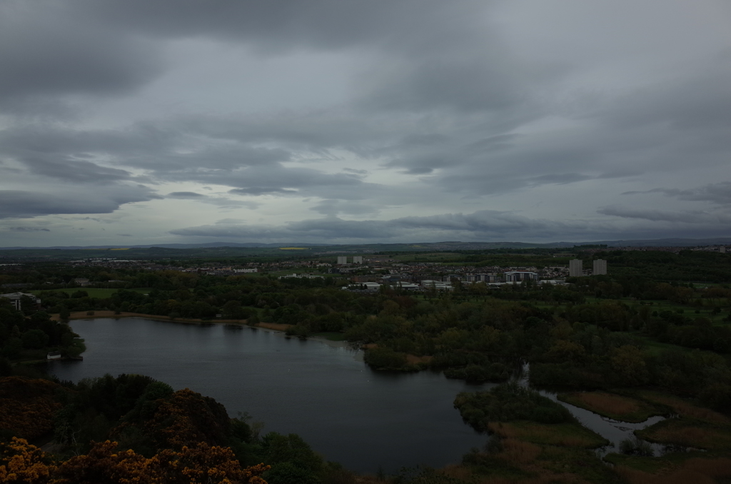 2016/05/20_クィーンズ・ドライブからダディングストン湖を望む