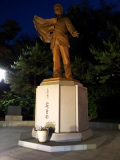 2017/06/17_夜の南山公園の安重根像