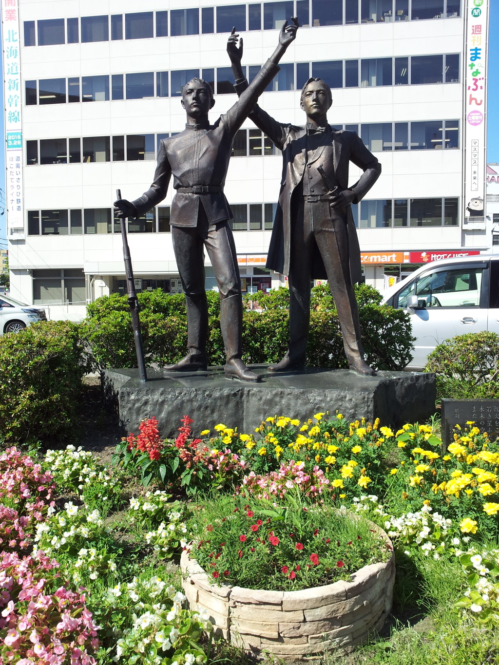 2016/08/12_北海道新聞函館支社前の銅像「若き星たち」