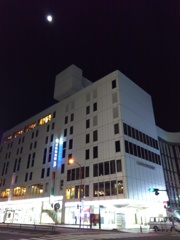 2016/10/17_近鉄奈良駅に月