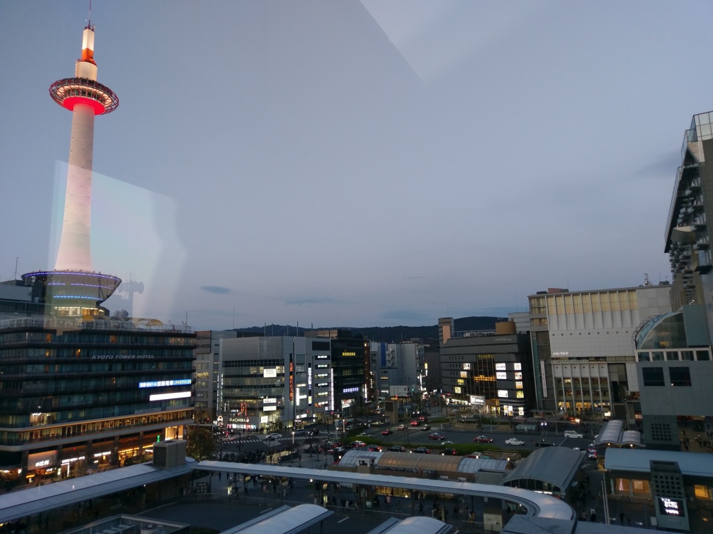 2019/04/12_京都駅 室町小路広場から京都タワーを望む