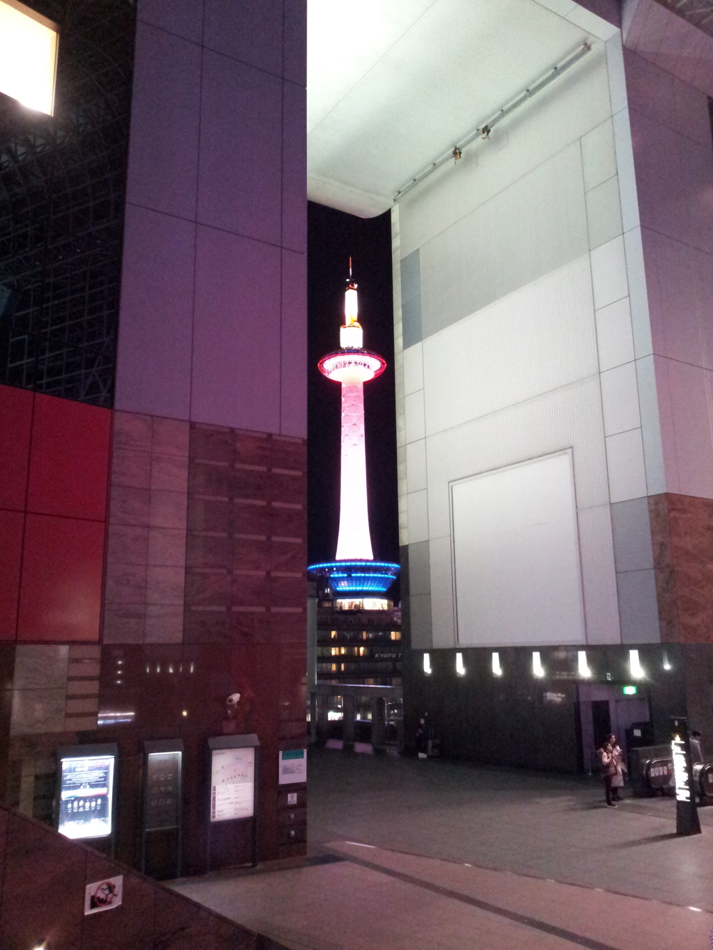 2019/04/12_京都駅 大階段から夜の京都タワーを望む