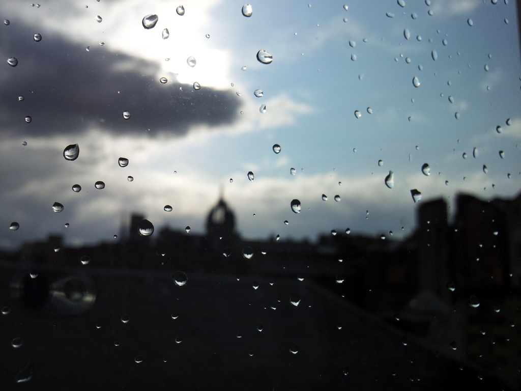 2016/05/21_ホテルの窓から雨上がりのエディンバラ旧市街を望む