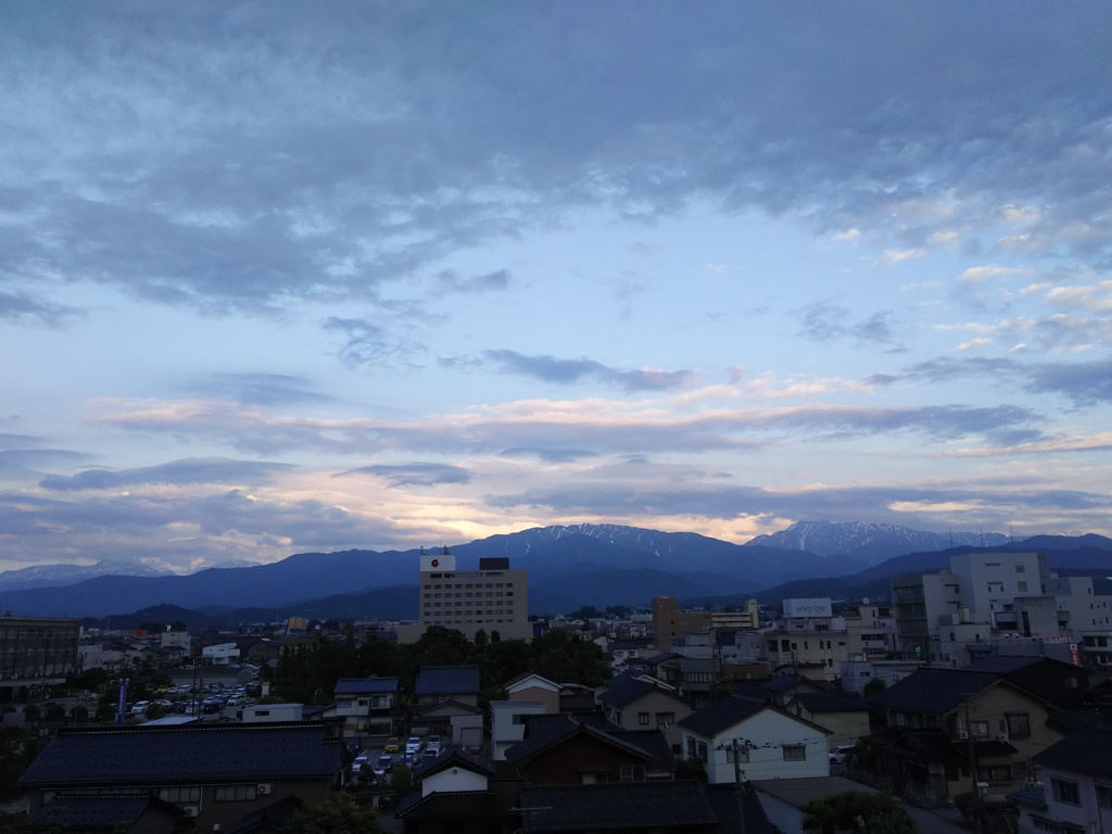 2017/06/15_宿から夕暮れの立山連峰を望む