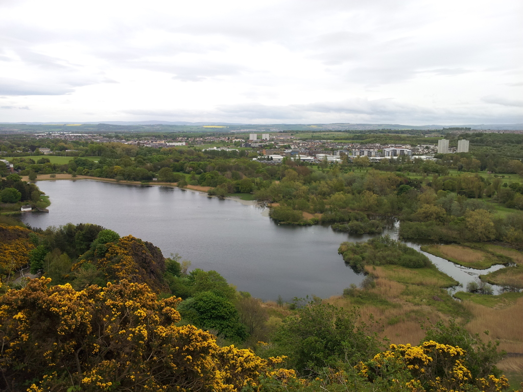 2016/05/20_クィーンズ・ドライブからダディングストン湖を望む