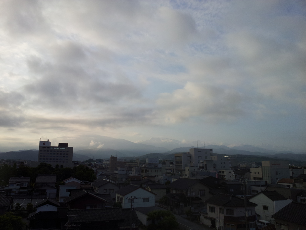 2017/06/14_宿から朝の立山連峰を望む