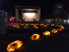 2017/10/25_夜の丸亀駅前オブジェと猪熊弦一郎現代美術館