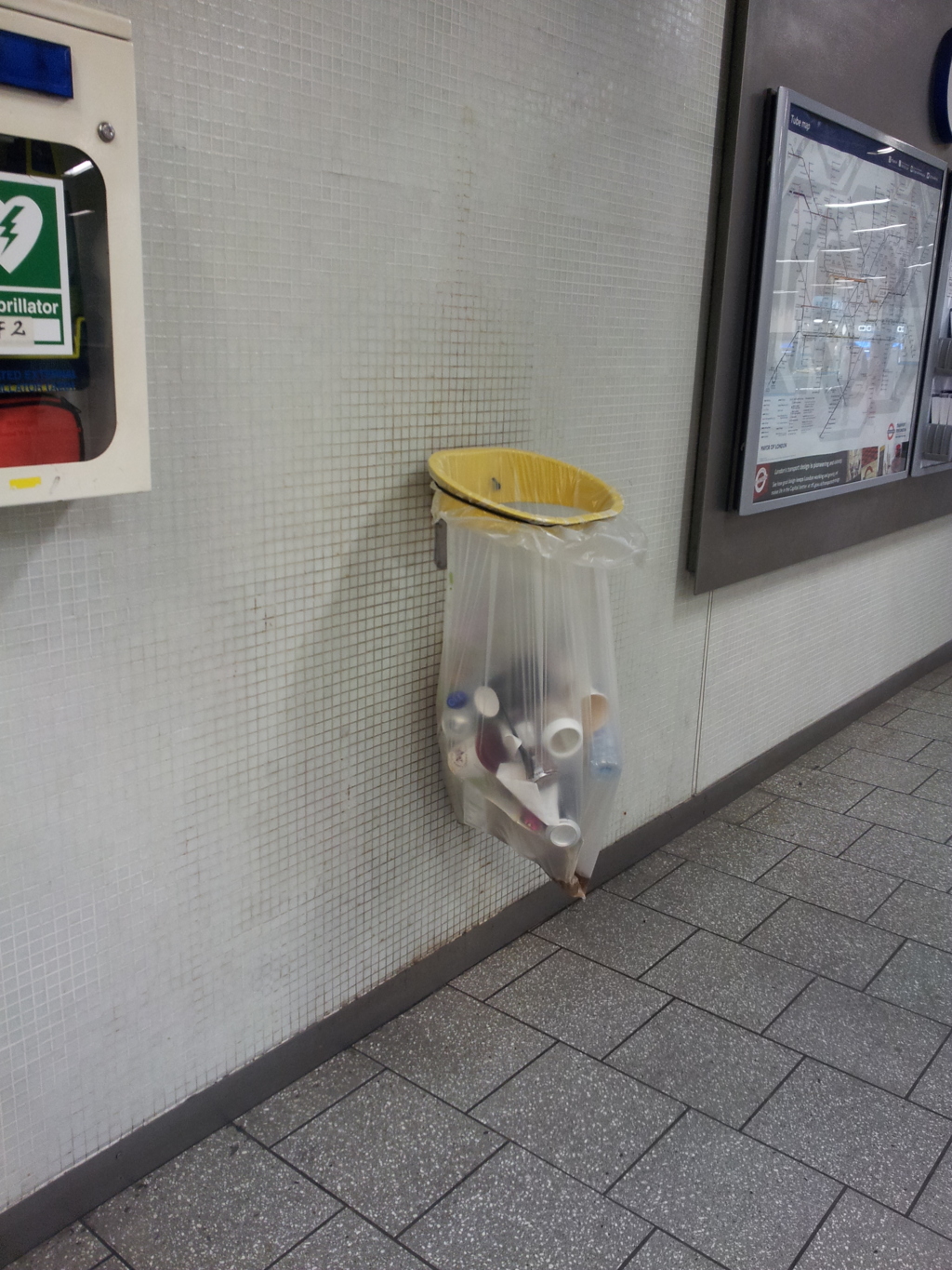 2016/05/22_ロンドンの駅のごみ袋