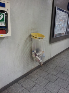 2016/05/22_ロンドンの駅のごみ袋