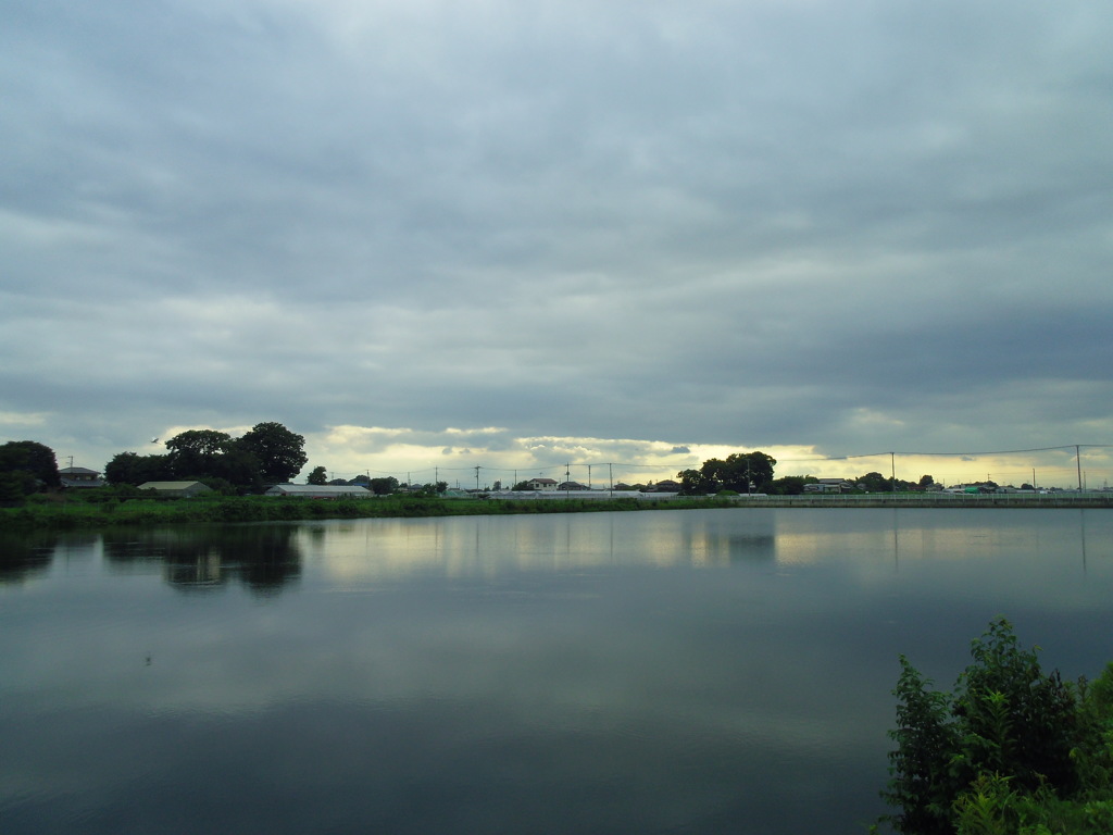 2017/08/12_溜め池の曇天