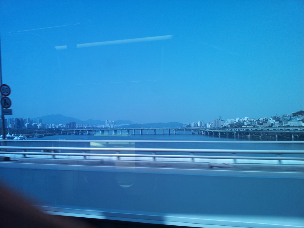 2017/06/18_地下鉄車窓から漢江を望む