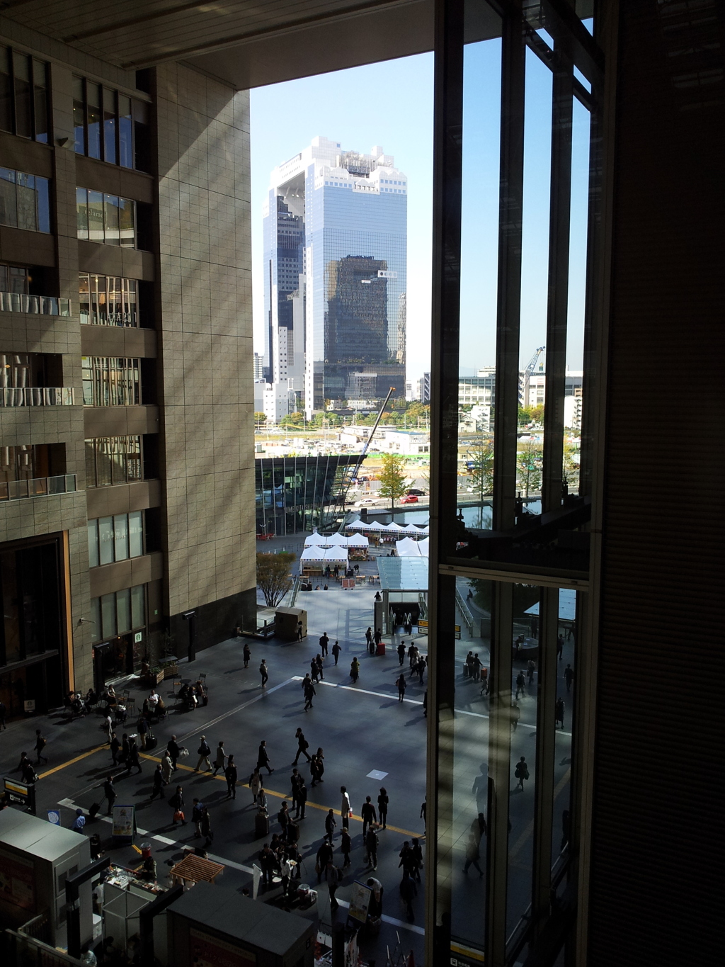 2017/10/27_大阪駅 時空（とき）の広場から梅田スカイビルを望む